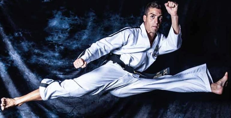 Maestro Timothy Bos — calcio in salto Taekwon-Do